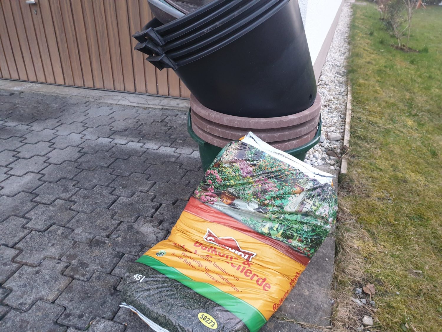 Was ist der Unterschied zwischen Pflanzerde und Blumenerde? GARTA